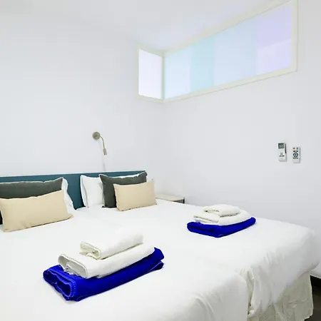 Charming 2 Bedroom Retreat With Beachfront Views شقة