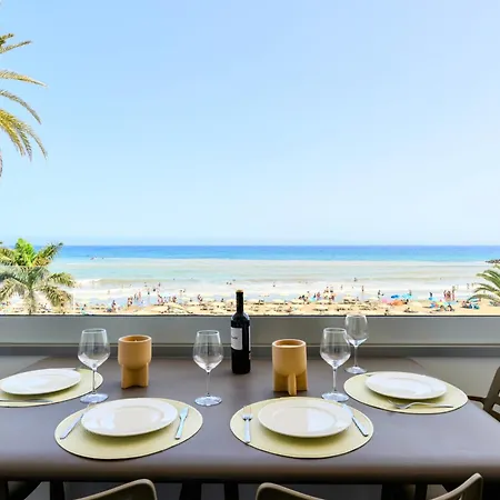 Charming 2 Bedroom Retreat With Beachfront Views شقة San Bartolomé