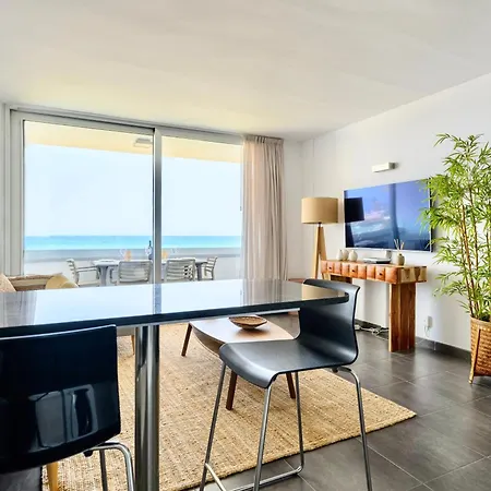 Charming 2 Bedroom Retreat With Beachfront Views شقة *